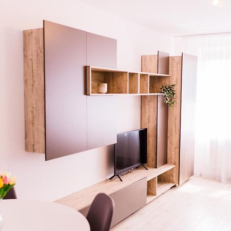 Riverside White Apartment Сату-Маре Екстер'єр фото