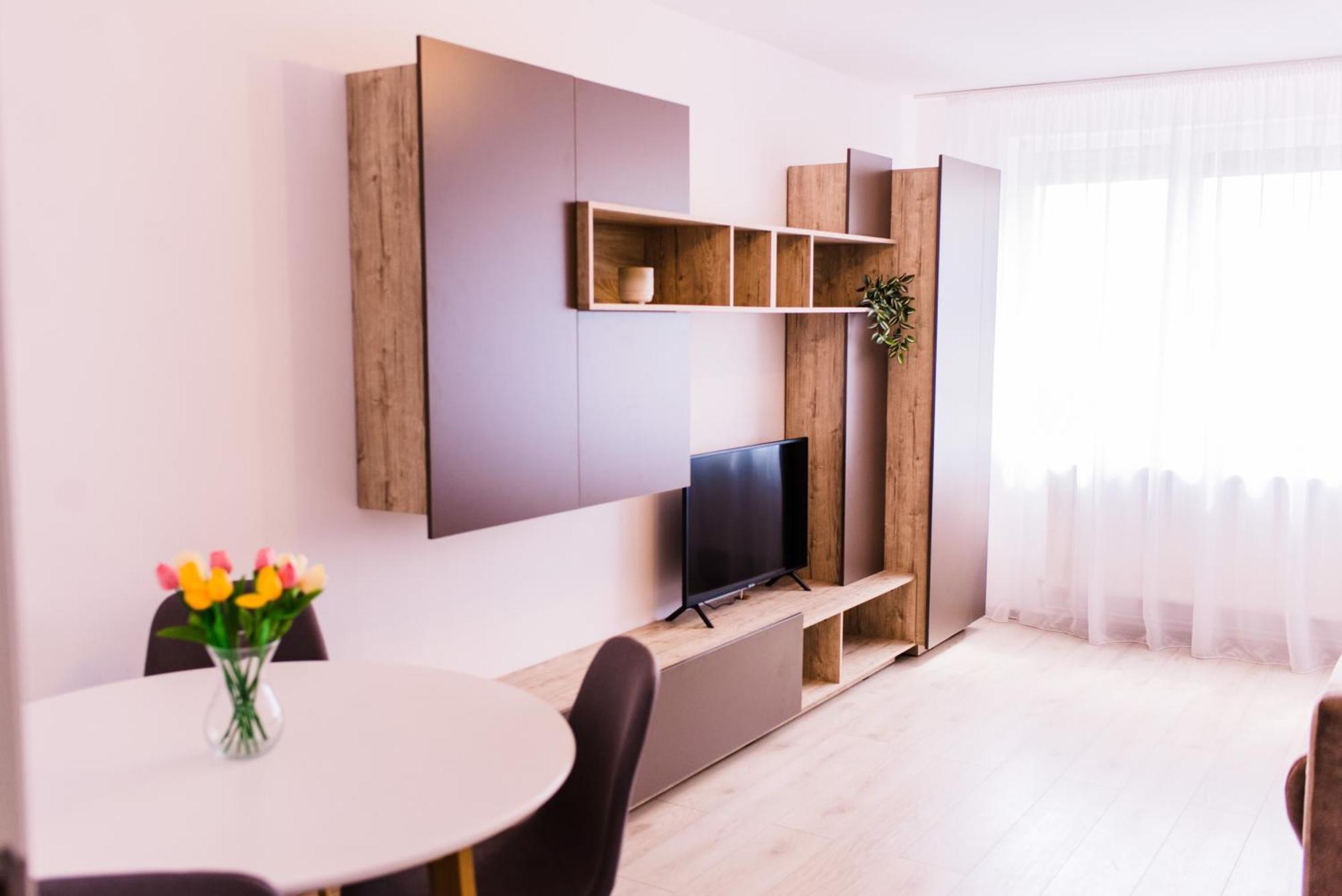 Riverside White Apartment Сату-Маре Екстер'єр фото